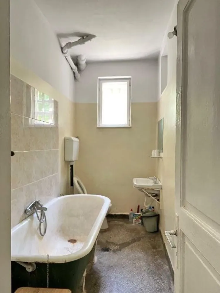 Proprietar - Apartament 2 camere, Baba Novac - Proprietar - vand apartament 2 camere, decomandat, suprafata utila 46,9 mp + logie 3,4 mp + boxa 9,5 mp. Suprafata totala 59,8 mp. Apartamentul este situat la parter, an constructie bloc 1957, in curs de reabilitare. Zona linistita, aproape de bulevard, acces facil la mijloacele de transport. Necesita renovare. Pret 75.000 euro, usor negociabil.