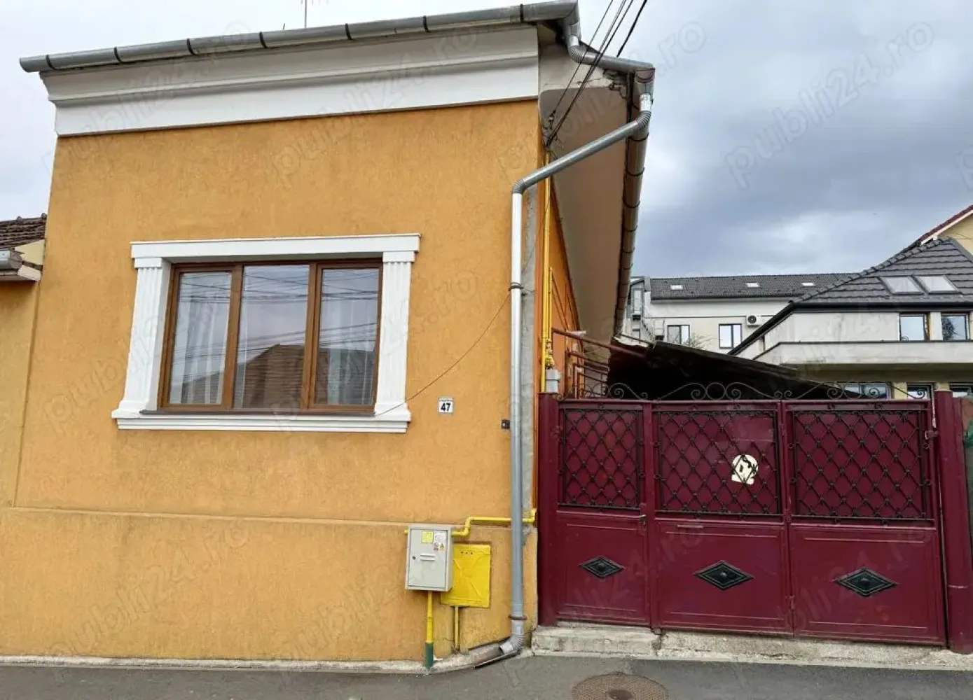 BRASADAS vinde casa tip PARTER teren 311mp in zonă centrală. - Agentia imobiliara BRASADAS vinde casa individuală tip PARTER situată în zonă centrală cu acces rapid spre majoritatea punctelor de interes. Casa are o suprafață utilă de 120mp, cu teren aferent de 191mp. Este compartimentata in 3 apartamente cu o cameră, baie si bucatarie, toate la PARTER. Casa a fost construita in 1990 cu fundații si elevații beton şi cărămidă. www.brasadas.com.