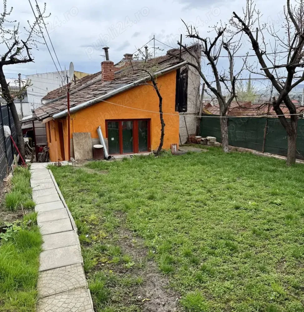 BRASADAS vinde casa tip PARTER teren 311mp in zonă centrală. - Agentia imobiliara BRASADAS vinde casa individuală tip PARTER situată în zonă centrală cu acces rapid spre majoritatea punctelor de interes. Casa are o suprafață utilă de 120mp, cu teren aferent de 191mp. Este compartimentata in 3 apartamente cu o cameră, baie si bucatarie, toate la PARTER. Casa a fost construita in 1990 cu fundații si elevații beton şi cărămidă. www.brasadas.com.