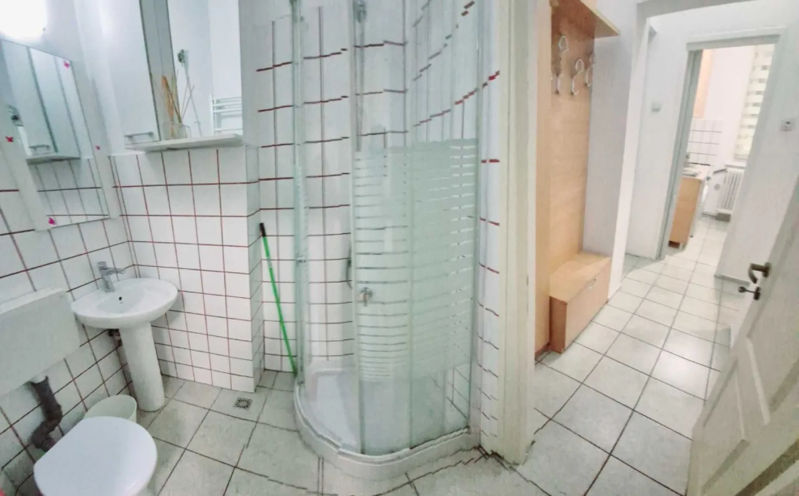 Apartament 2 camere - Apartamentul este curat si ingrijit , acesta se afla la 4 min de mijlocul de transport in comun linia 301/331 statia Colegiul National I.L Caragiale , 10-15 minute pe jos Metrou Romana/ Victoriei/Stefan cel mare, magazine, parc Herastrau, 10=15 minute de ASE ; banci, mega cu acces facil spre centrul orasului . Nu dispune de parcare, se parcheaza aleatoriu. Acesta se afla pe strada. Hristache Pitaru nr.10 Pentru vizite doar sambata . Nu colaborez cu agentii si nici cu site-uri pt anunturi.