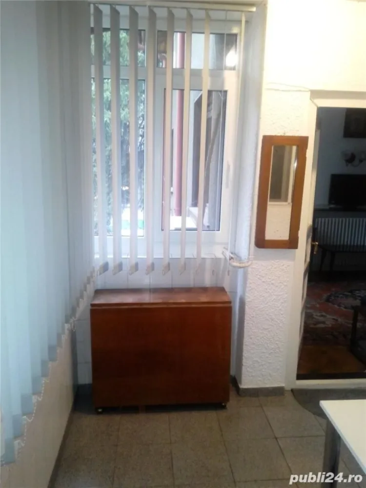 Ap.2 camere ideal pt.2 studenti.Linga Scoala I.G.Duca146 ONE Metrou Ac.Militara - Particular inchiriez Apartament 2 camere semidecomandat,in Vila , la etajul 1,complet renovat,ideal pentru 2 studenti, INTRAREA IN APARTAMENT este COMPLET SEPARATA.Apartamentul se afla in zona Panduri Statia de metrou Ac.Militara,in apropiere de Scoala Gimnaziala I.G.Duca 146,THE ONE, AFI Palace Cotroceni, Vulcan Value Center ,AFI Tech Park1, JW Marriott,Facultatea de Medicina,Facultatea de Drept, Politehnica Electronica.Mai exact se afla pe strada Barbu Urleanu. Mobilat utilat complet, aragaz,frigider noi, TV, masina de spalat, gresie, faianta, parchet,termopan, cablu TV, Net, Aer Conditionat.Centrala proprie. Baia,bucataria si balconul proprii apartamentului.Balconul este inchis cu termopan si incalzit. Apartamentul merita vazut si inchiriat. Suprafata totala 60 m2. Direct proprietar. Comision zero. PRET 420 EURO negociabil