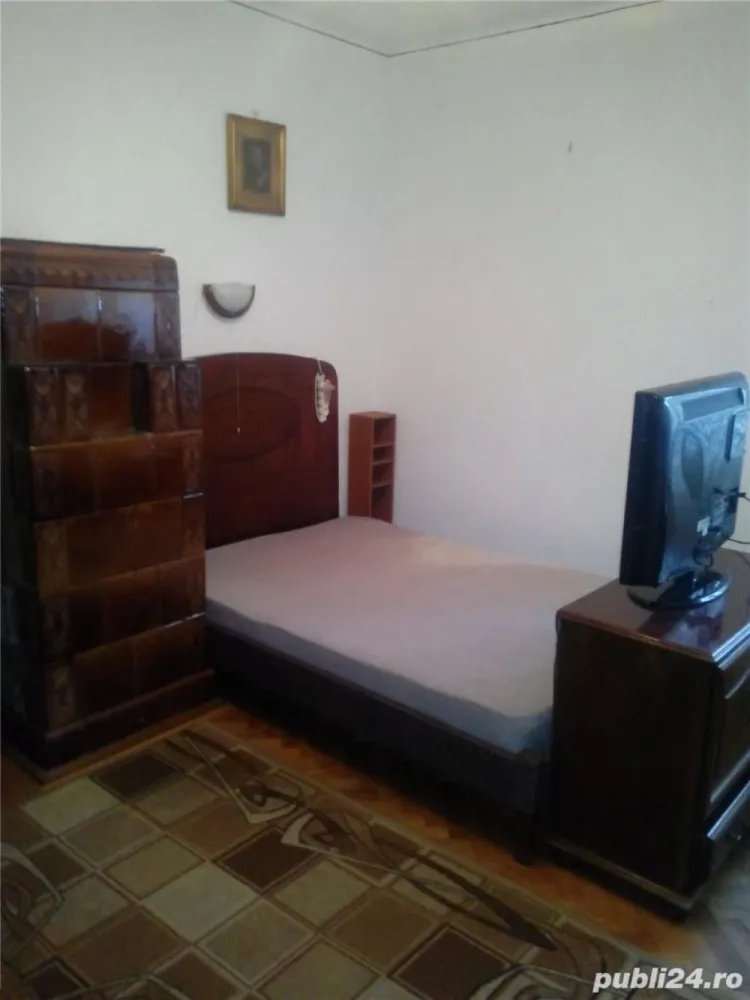 Ap.2 camere ideal pt.2 studenti.Linga Scoala I.G.Duca146 ONE Metrou Ac.Militara - Particular inchiriez Apartament 2 camere semidecomandat,in Vila , la etajul 1,complet renovat,ideal pentru 2 studenti, INTRAREA IN APARTAMENT este COMPLET SEPARATA.Apartamentul se afla in zona Panduri Statia de metrou Ac.Militara,in apropiere de Scoala Gimnaziala I.G.Duca 146,THE ONE, AFI Palace Cotroceni, Vulcan Value Center ,AFI Tech Park1, JW Marriott,Facultatea de Medicina,Facultatea de Drept, Politehnica Electronica.Mai exact se afla pe strada Barbu Urleanu. Mobilat utilat complet, aragaz,frigider noi, TV, masina de spalat, gresie, faianta, parchet,termopan, cablu TV, Net, Aer Conditionat.Centrala proprie. Baia,bucataria si balconul proprii apartamentului.Balconul este inchis cu termopan si incalzit. Apartamentul merita vazut si inchiriat. Suprafata totala 60 m2. Direct proprietar. Comision zero. PRET 420 EURO negociabil