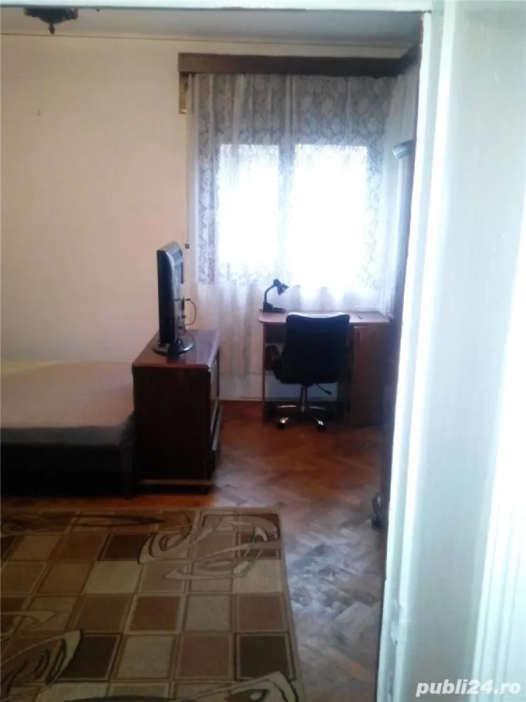 Ap.2 camere ideal pt.2 studenti.Linga Scoala I.G.Duca146 ONE Metrou Ac.Militara - Particular inchiriez Apartament 2 camere semidecomandat,in Vila , la etajul 1,complet renovat,ideal pentru 2 studenti, INTRAREA IN APARTAMENT este COMPLET SEPARATA.Apartamentul se afla in zona Panduri Statia de metrou Ac.Militara,in apropiere de Scoala Gimnaziala I.G.Duca 146,THE ONE, AFI Palace Cotroceni, Vulcan Value Center ,AFI Tech Park1, JW Marriott,Facultatea de Medicina,Facultatea de Drept, Politehnica Electronica.Mai exact se afla pe strada Barbu Urleanu. Mobilat utilat complet, aragaz,frigider noi, TV, masina de spalat, gresie, faianta, parchet,termopan, cablu TV, Net, Aer Conditionat.Centrala proprie. Baia,bucataria si balconul proprii apartamentului.Balconul este inchis cu termopan si incalzit. Apartamentul merita vazut si inchiriat. Suprafata totala 60 m2. Direct proprietar. Comision zero. PRET 420 EURO negociabil