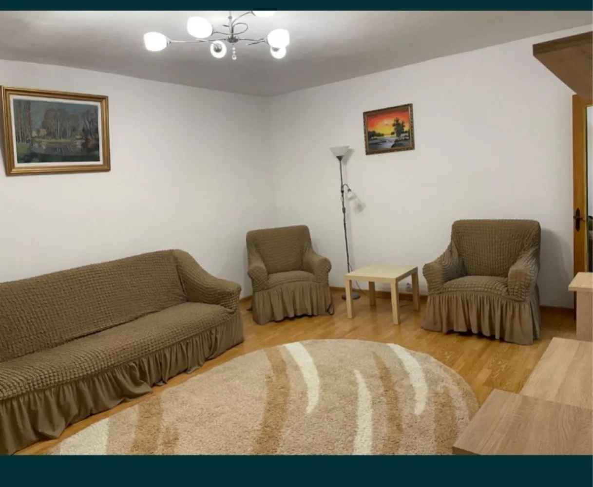 Inchiriere apartament - Închiriez apartament spațios cu 2 camere, complet mobilat și utilat, situat într-o zonă liniștită, la doar 15 minute de centrul Bucureștiului.. Detalii apartament: • Suprafață utilă generoasă, compartimentare practică • Living luminos, cu canapea și fotolii, televizor, aer condiționat • Dormitor matrimonial cu pat dublu și dulap încăpător • Bucătărie complet echipată: aragaz, hotă, frigider, cuptor cu microunde, masă Balcon închis, ideal pentru relaxare sau spațiu de depozitare • Mașină de spălat rufe • Etaj intermediar, bloc reabilitat termic, scara curată, vecini liniștiți Aproape de Vulcan Center, parc Sebastian, Piața Rahova • Transport în comun accesibil (tramvai, autobuz) • Magazine, farmacii, școli și grădinițe în apropiere • Zonă verde, liniștită, ideală pentru familie sau cuplu Se solicită o lună avans + o lună garanție • Fără animale de companie • Disponibil imediat