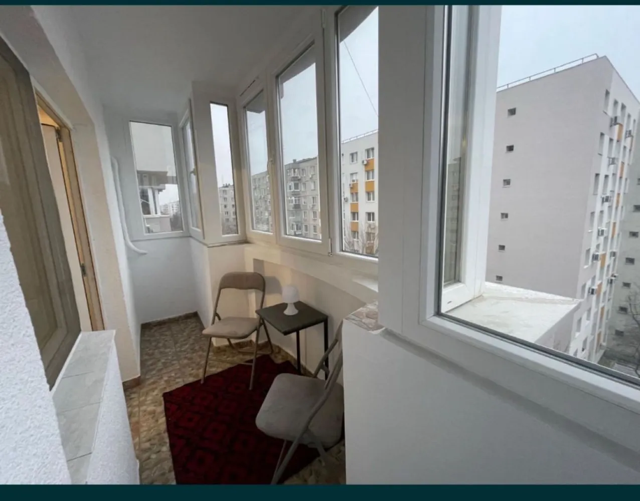 Inchiriere apartament - Închiriez apartament spațios cu 2 camere, complet mobilat și utilat, situat într-o zonă liniștită, la doar 15 minute de centrul Bucureștiului.. Detalii apartament: • Suprafață utilă generoasă, compartimentare practică • Living luminos, cu canapea și fotolii, televizor, aer condiționat • Dormitor matrimonial cu pat dublu și dulap încăpător • Bucătărie complet echipată: aragaz, hotă, frigider, cuptor cu microunde, masă Balcon închis, ideal pentru relaxare sau spațiu de depozitare • Mașină de spălat rufe • Etaj intermediar, bloc reabilitat termic, scara curată, vecini liniștiți Aproape de Vulcan Center, parc Sebastian, Piața Rahova • Transport în comun accesibil (tramvai, autobuz) • Magazine, farmacii, școli și grădinițe în apropiere • Zonă verde, liniștită, ideală pentru familie sau cuplu Se solicită o lună avans + o lună garanție • Fără animale de companie • Disponibil imediat