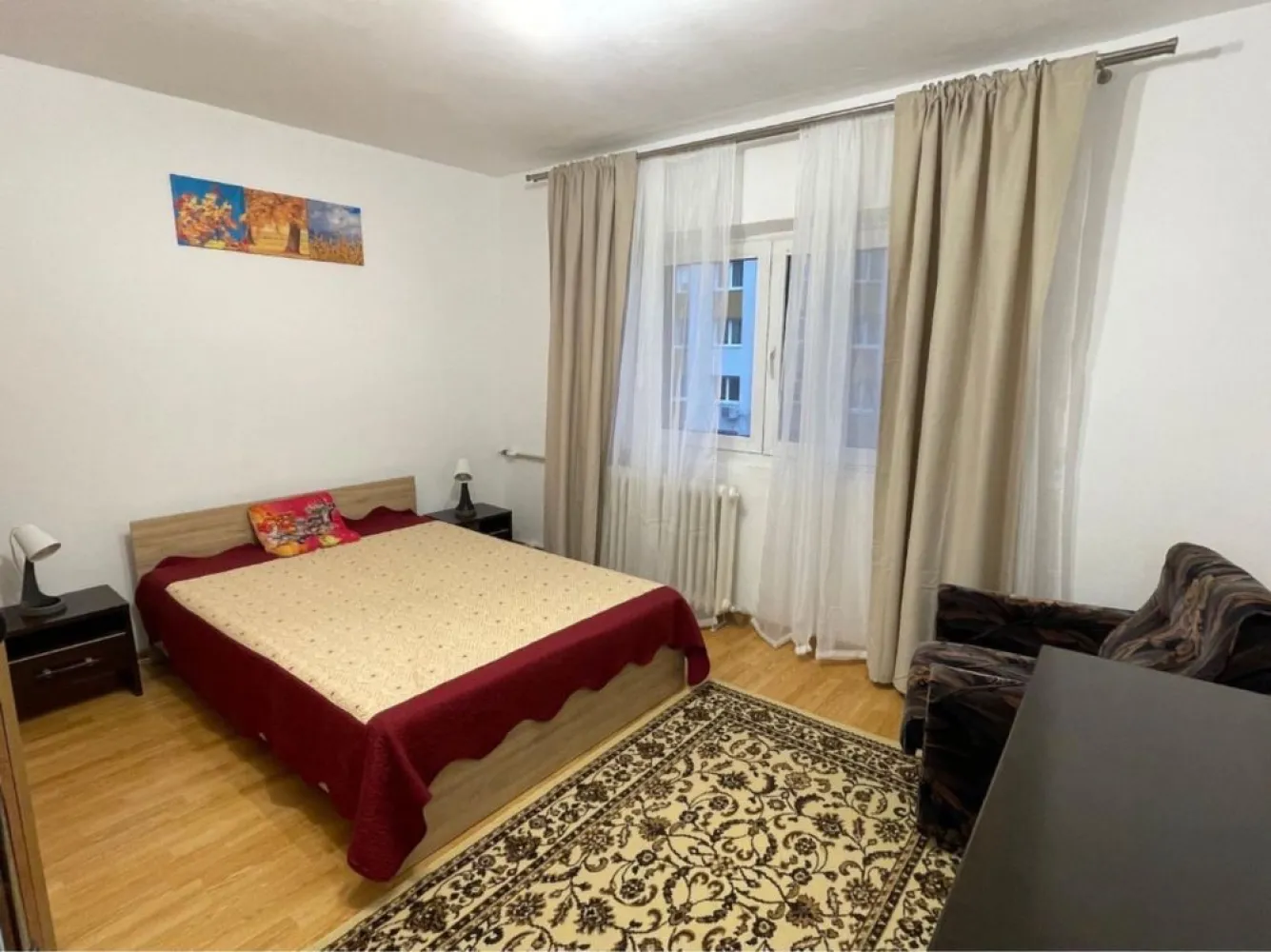 Inchiriere apartament - Închiriez apartament spațios cu 2 camere, complet mobilat și utilat, situat într-o zonă liniștită, la doar 15 minute de centrul Bucureștiului.. Detalii apartament: • Suprafață utilă generoasă, compartimentare practică • Living luminos, cu canapea și fotolii, televizor, aer condiționat • Dormitor matrimonial cu pat dublu și dulap încăpător • Bucătărie complet echipată: aragaz, hotă, frigider, cuptor cu microunde, masă Balcon închis, ideal pentru relaxare sau spațiu de depozitare • Mașină de spălat rufe • Etaj intermediar, bloc reabilitat termic, scara curată, vecini liniștiți Aproape de Vulcan Center, parc Sebastian, Piața Rahova • Transport în comun accesibil (tramvai, autobuz) • Magazine, farmacii, școli și grădinițe în apropiere • Zonă verde, liniștită, ideală pentru familie sau cuplu Se solicită o lună avans + o lună garanție • Fără animale de companie • Disponibil imediat