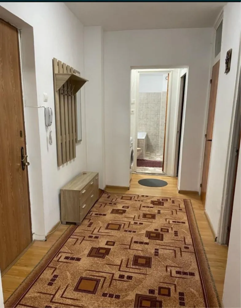 Inchiriere apartament - Închiriez apartament spațios cu 2 camere, complet mobilat și utilat, situat într-o zonă liniștită, la doar 15 minute de centrul Bucureștiului.. Detalii apartament: • Suprafață utilă generoasă, compartimentare practică • Living luminos, cu canapea și fotolii, televizor, aer condiționat • Dormitor matrimonial cu pat dublu și dulap încăpător • Bucătărie complet echipată: aragaz, hotă, frigider, cuptor cu microunde, masă Balcon închis, ideal pentru relaxare sau spațiu de depozitare • Mașină de spălat rufe • Etaj intermediar, bloc reabilitat termic, scara curată, vecini liniștiți Aproape de Vulcan Center, parc Sebastian, Piața Rahova • Transport în comun accesibil (tramvai, autobuz) • Magazine, farmacii, școli și grădinițe în apropiere • Zonă verde, liniștită, ideală pentru familie sau cuplu Se solicită o lună avans + o lună garanție • Fără animale de companie • Disponibil imediat