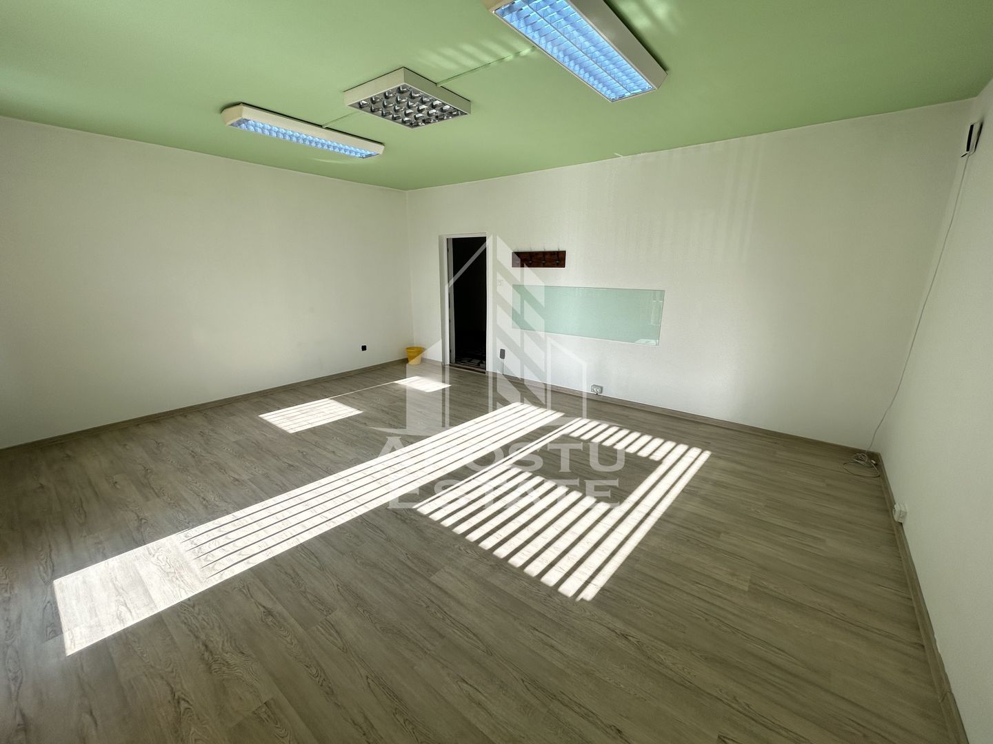 Spatiu pentru birouri de inchiriat, 30 mp, etajul 1, in Girocului